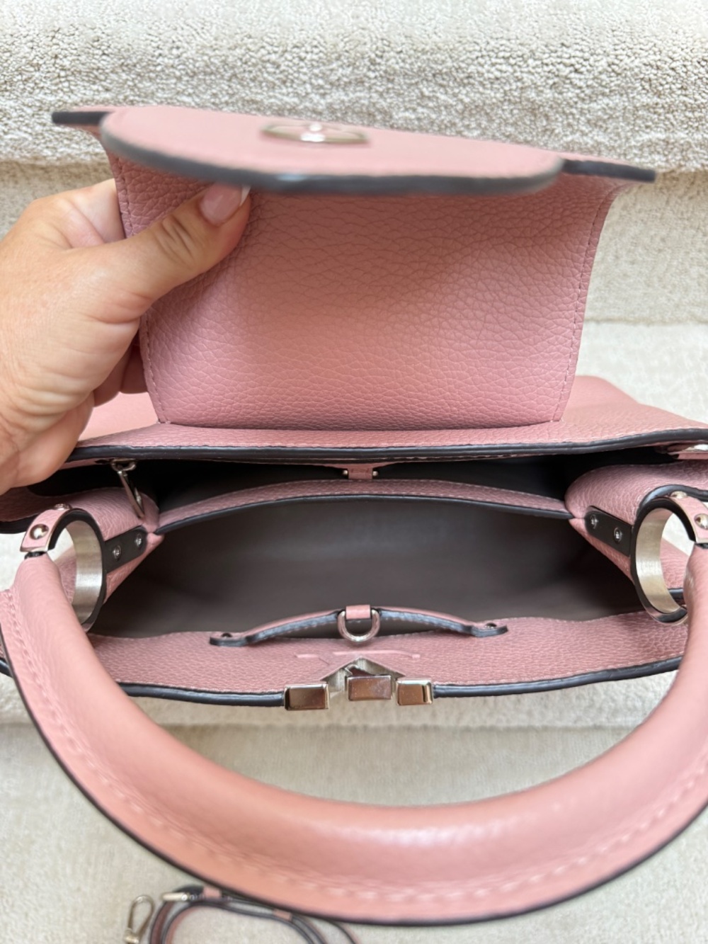 Louis Vuitton Taurillon Capucines PM in Dusty Rose - Picture 5 of 11
